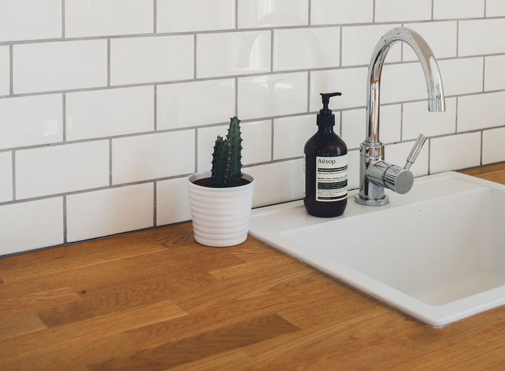 Hoe maak je hout op een natuurlijke manier waterdicht?