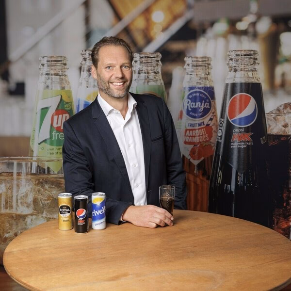 Wie is de directeur van Vrumona?