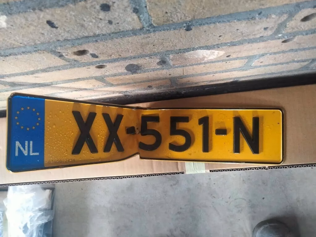 Waarom zijn Nederlandse platen geel?