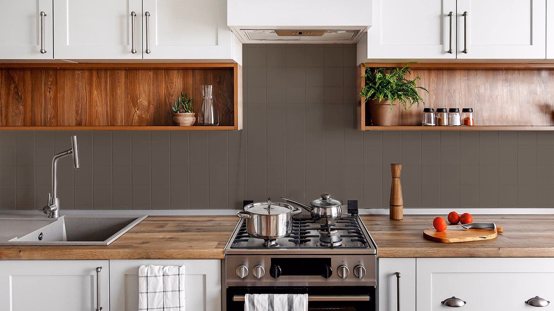 Is het beter om keukenmuren te betegelen of te verven?