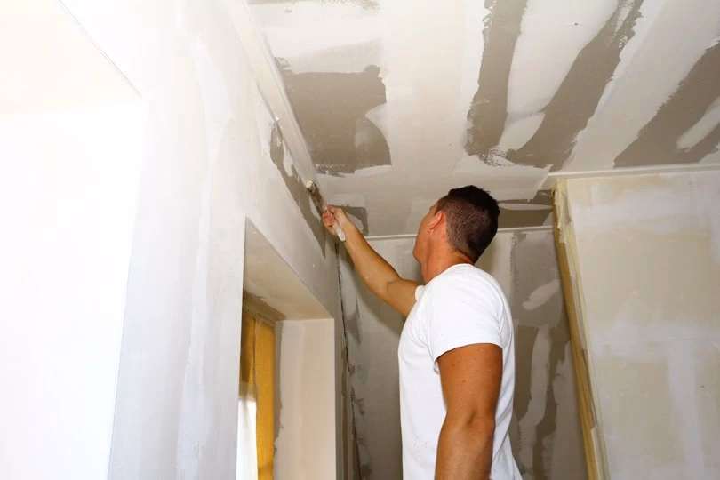 Welke kit tussen muur en plafond?