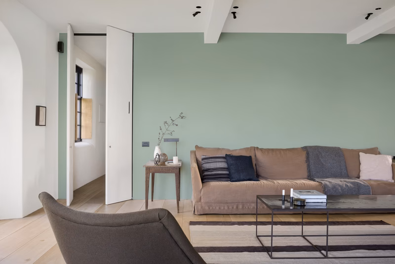 Welke kleur staat mooi bij een groene muur?