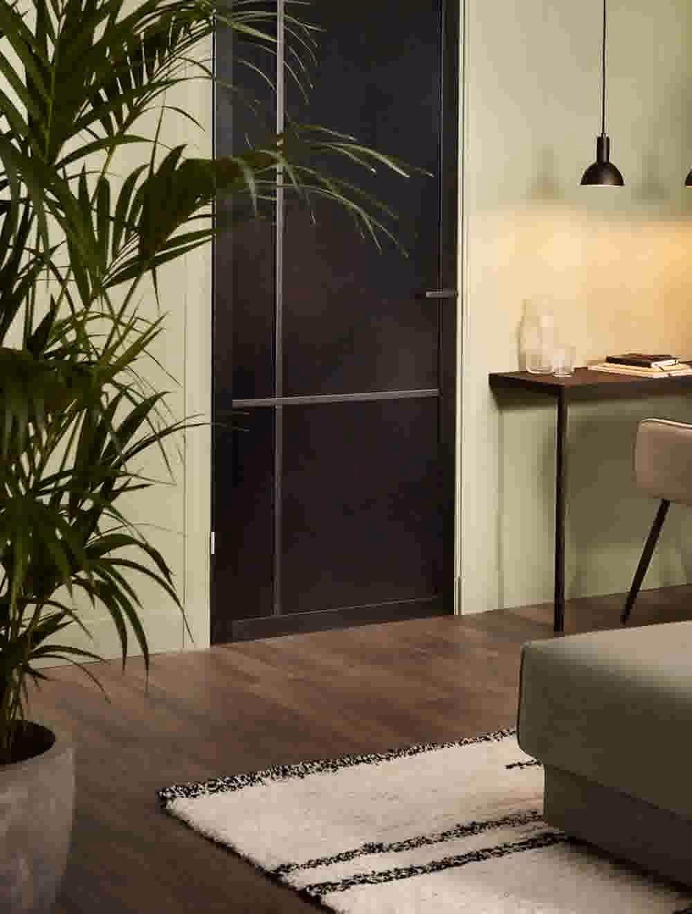 Welke kleur past bij een donker houten vloer?