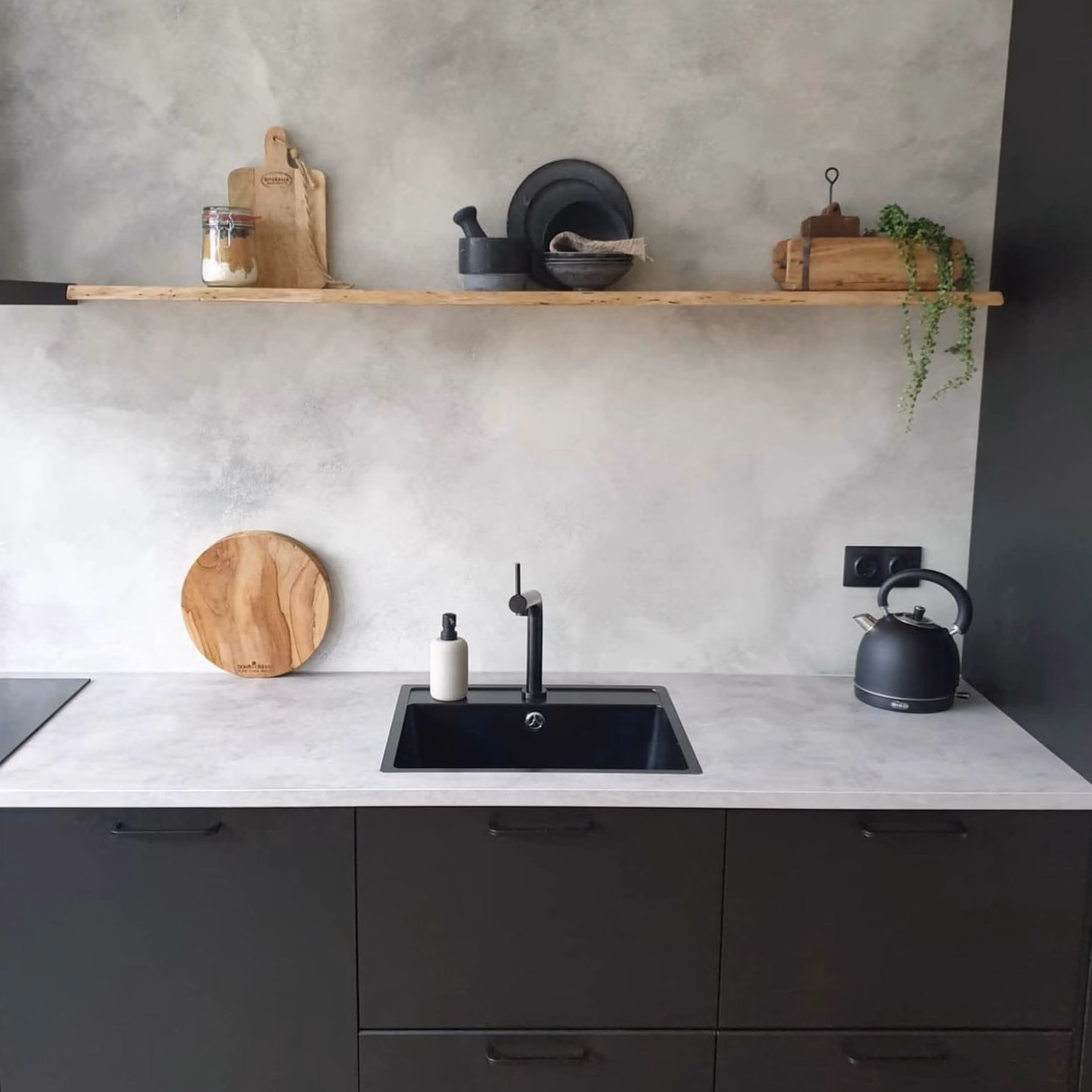 Kun je krijtverf gebruiken op betonnen muren?