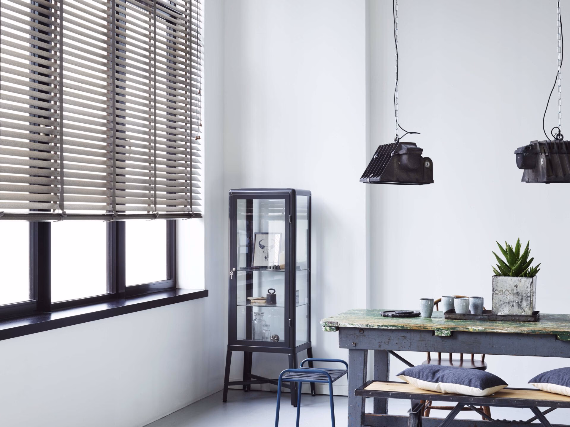 Hoe schuur ik een kozijn kaal?