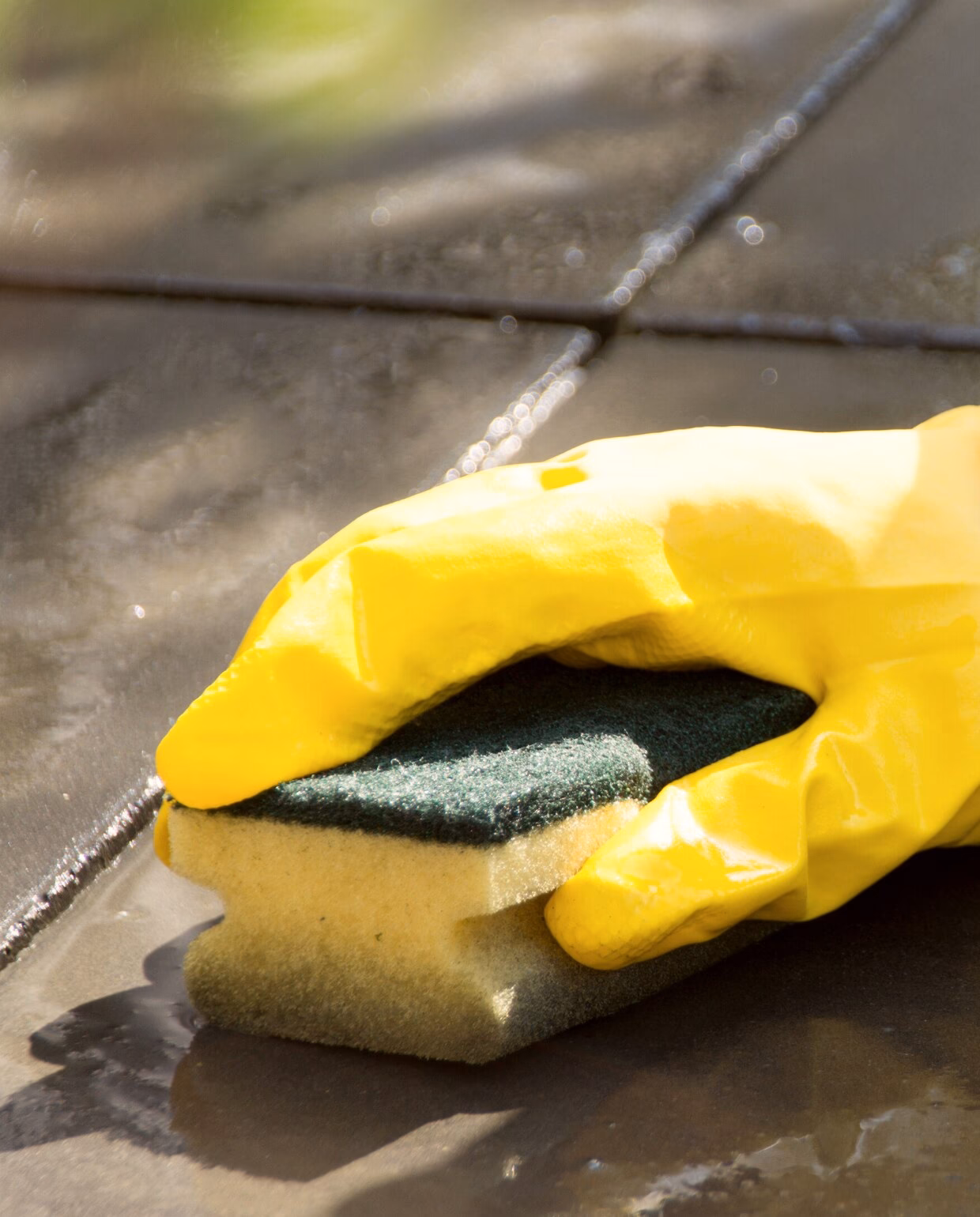 Moet ik kapotte kleding in de kledingcontainer gooien?