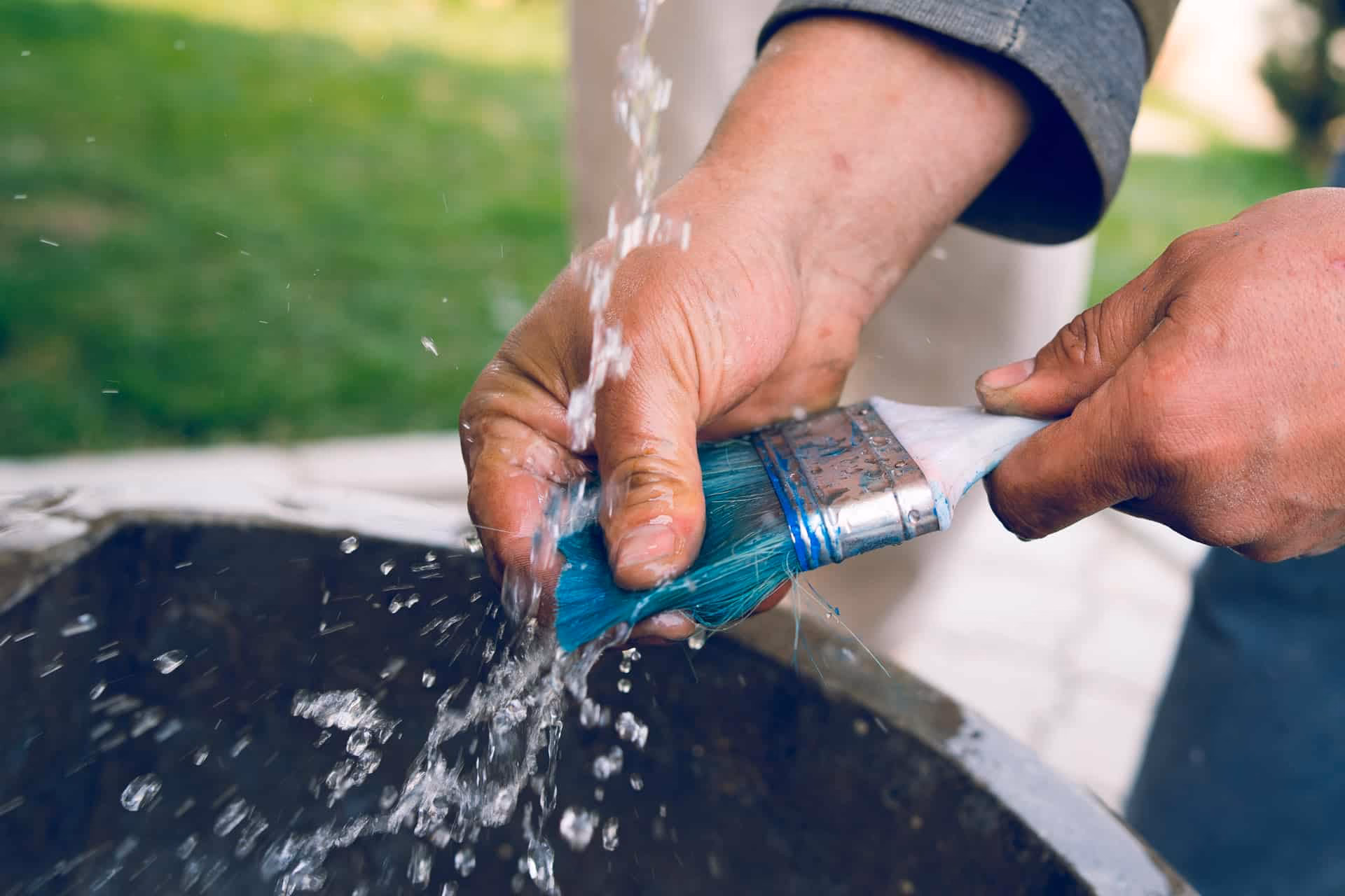 Hoe maak ik een verniskwast schoon?