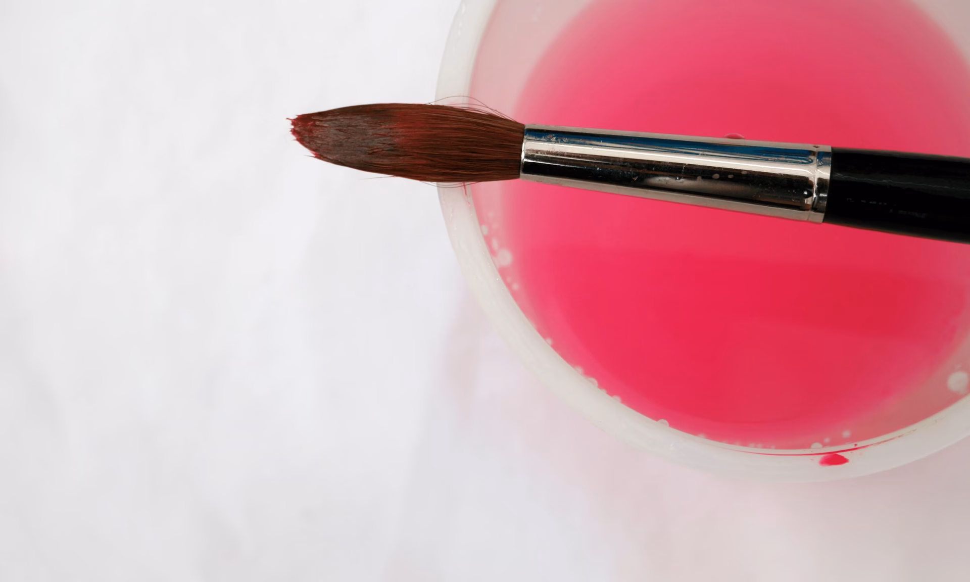 Hoe maak je een harde make-up kwast zacht?