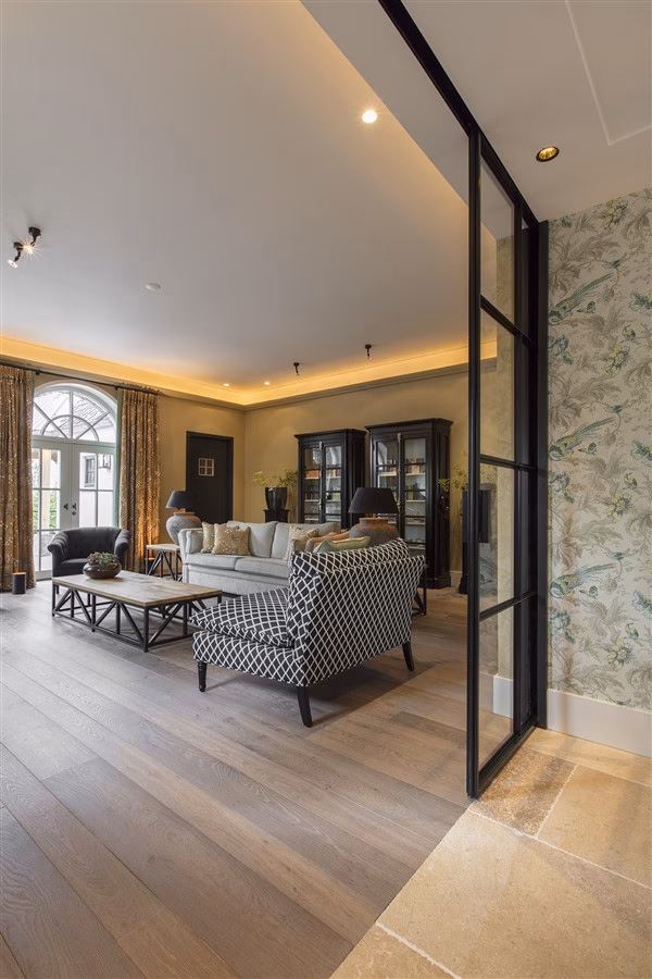 Hoe kan ik mijn woonkamer een landelijke uitstraling geven?