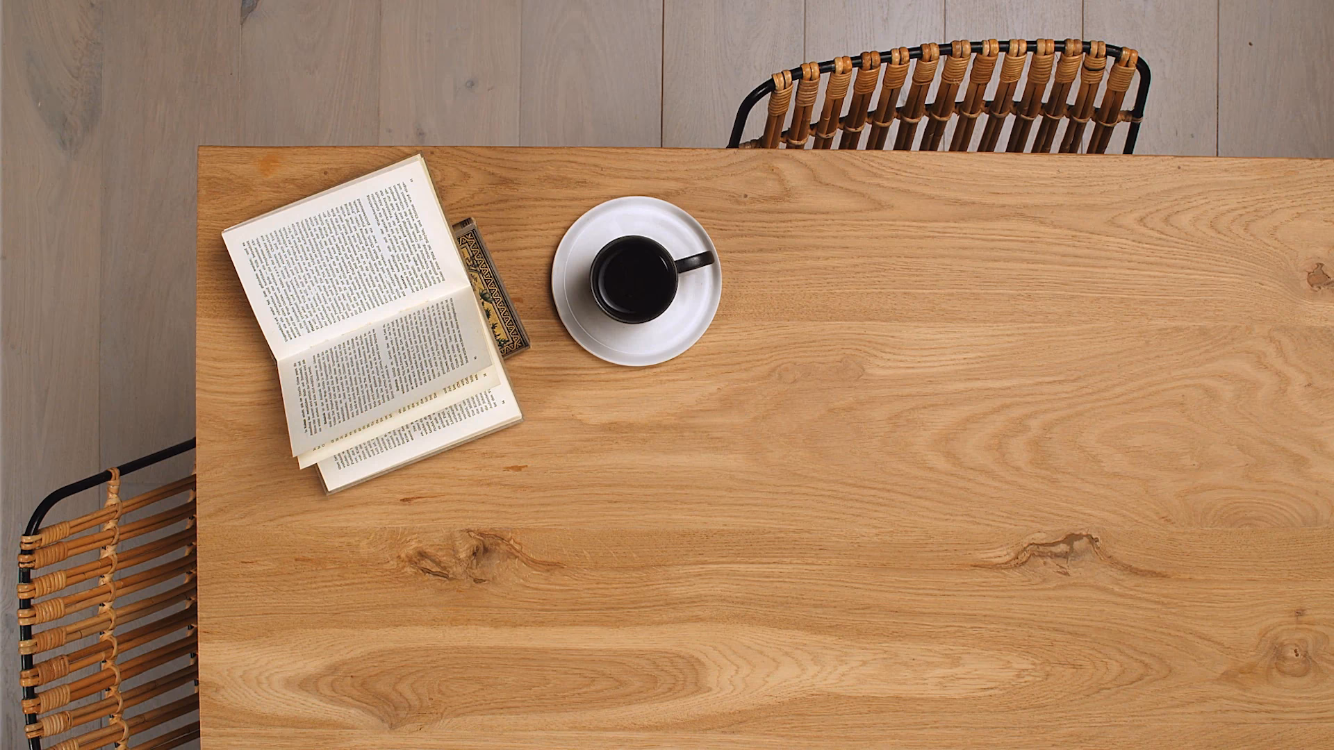 Hoe kan ik mijn eiken eettafel het beste behandelen?