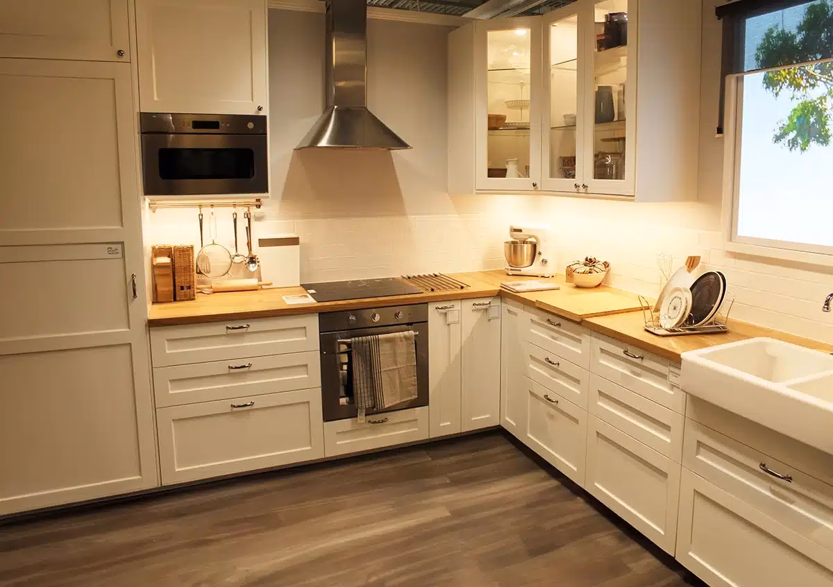 Hoe maak ik een geverfde muur achter een fornuis schoon?