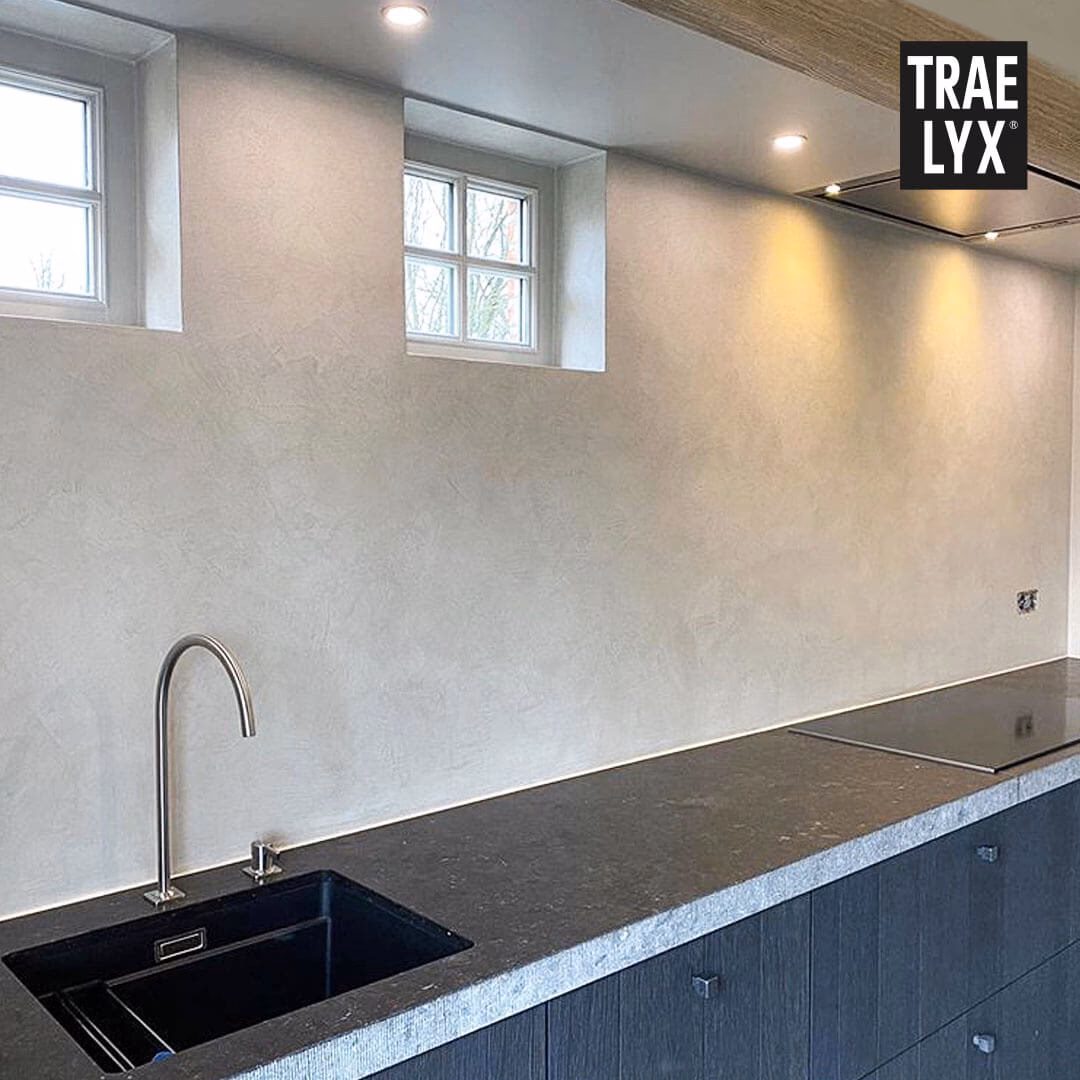 Hoe maak ik een geverfde muur achter een fornuis schoon?