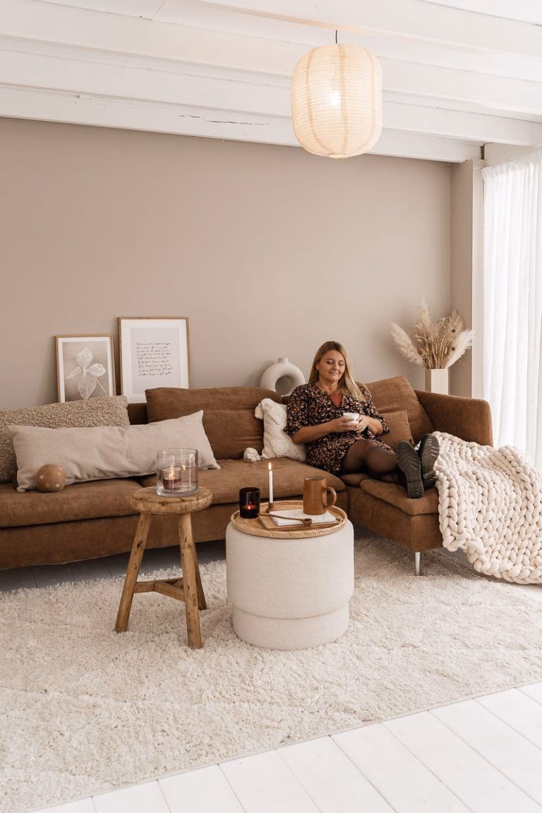 Welke kleur muren passen bij een bruine bank?