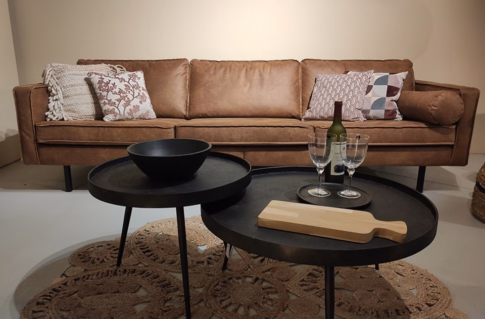 Welke kleur muur achter bruine bank?