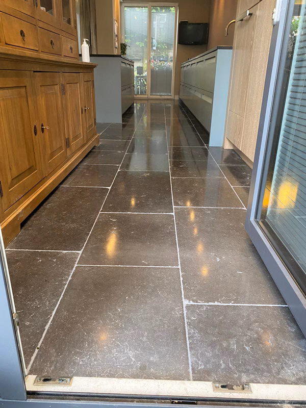 Kun je een natuurstenen vloer verven?