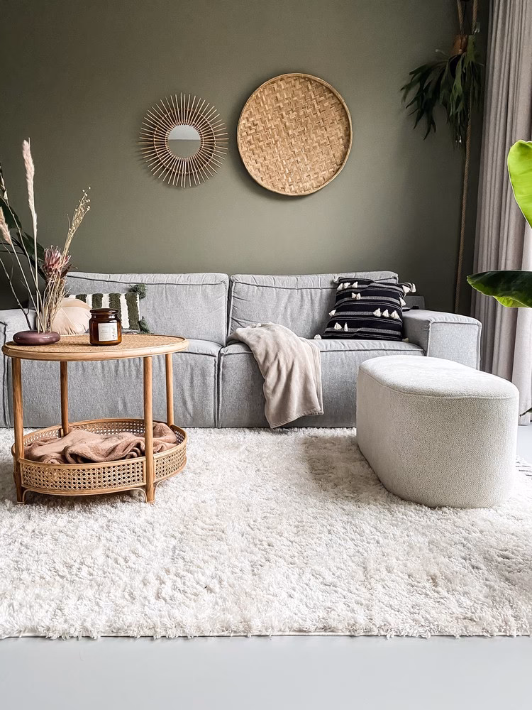 Welke kleur bank past het beste bij groene muren?