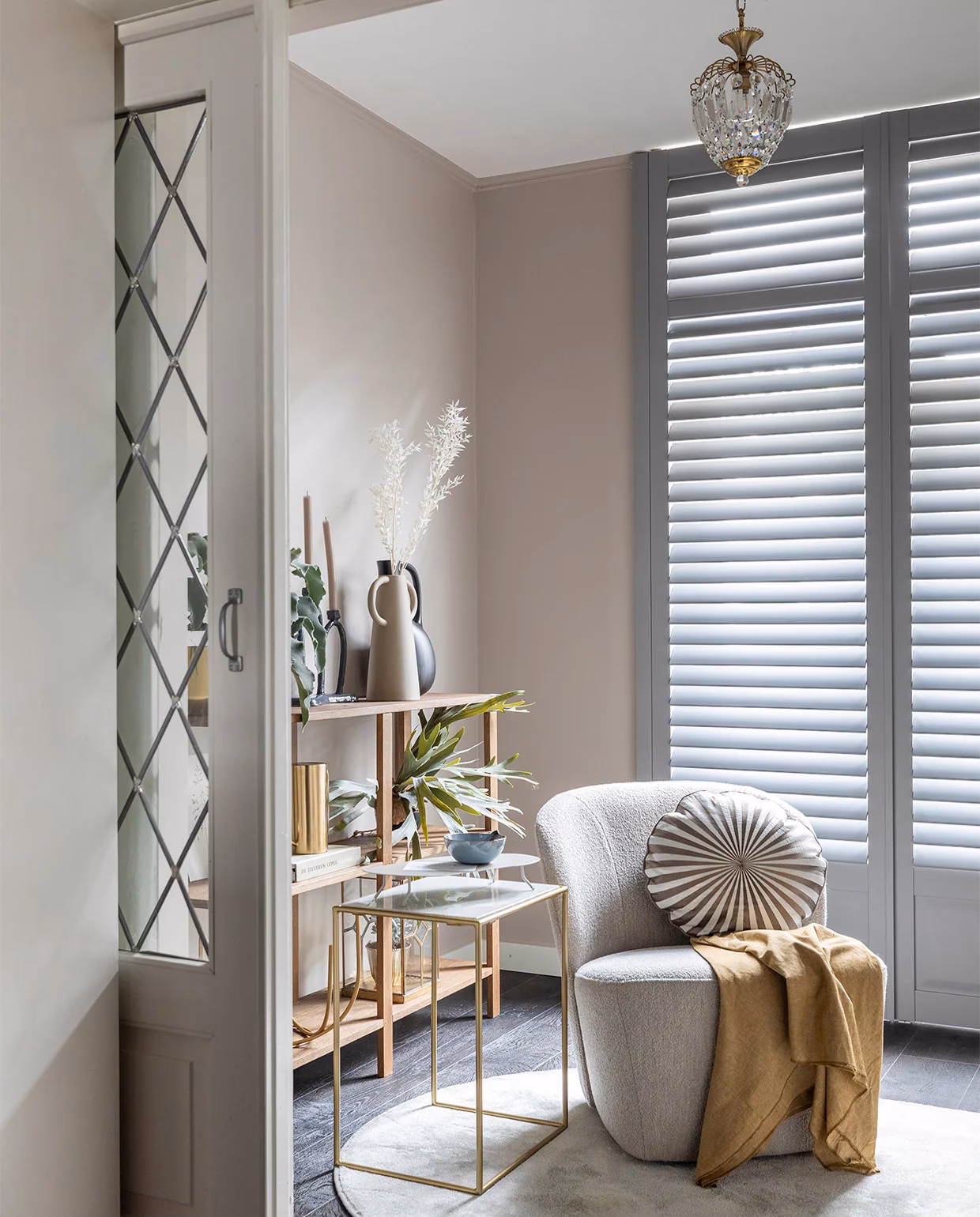 Is taupe lichter dan grijs?