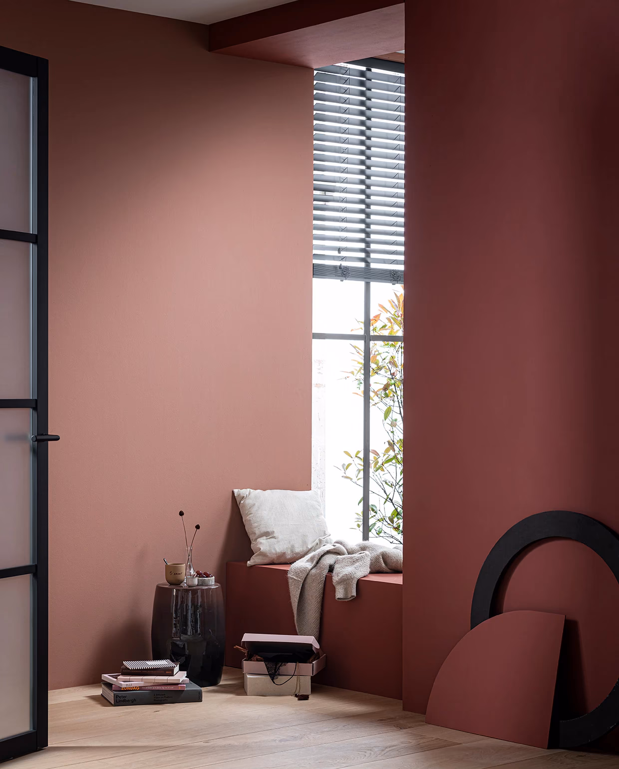 Waarom ziet verf er donkerder uit op de muur?