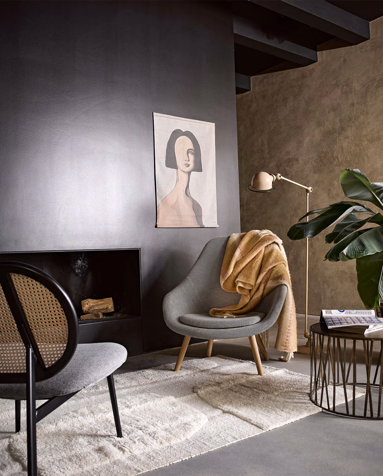 Waarom ziet verf er donkerder uit op de muur?