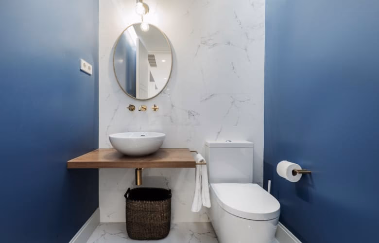 Wat op de muur van een toilet?