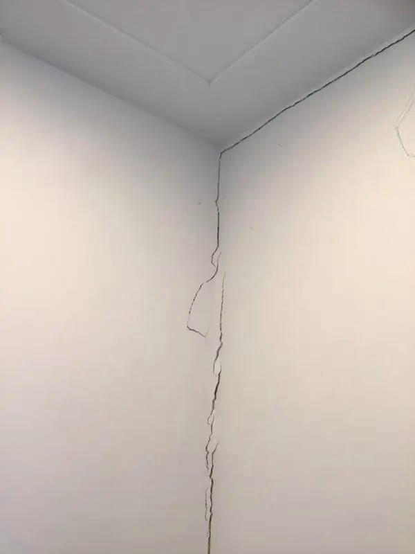 Is het normaal dat er scheuren in een nieuw huis zitten?