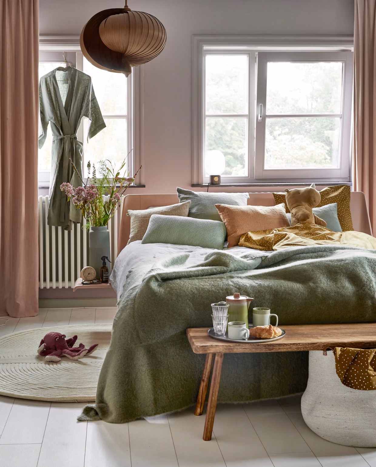 Hoe decoreer je een slaapkamer met olijfgroene muren?