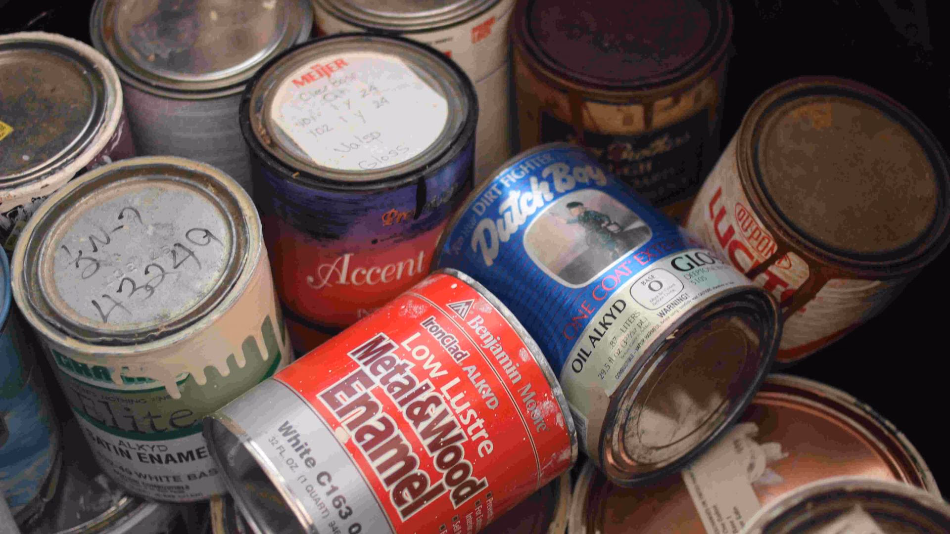 Kun je lege verfblikken in de vuilnisbak gooien?