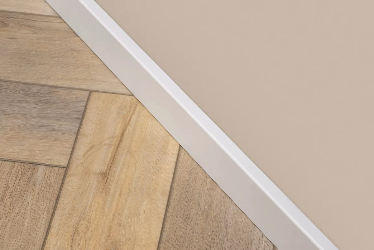 Hoe kan ik plinten in dezelfde kleur schilderen als de muur?