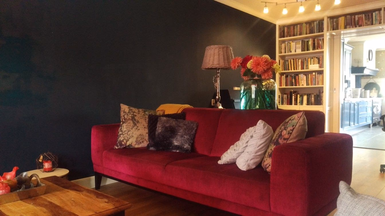 Met welke kleuren kan ik een rode bank het beste combineren?