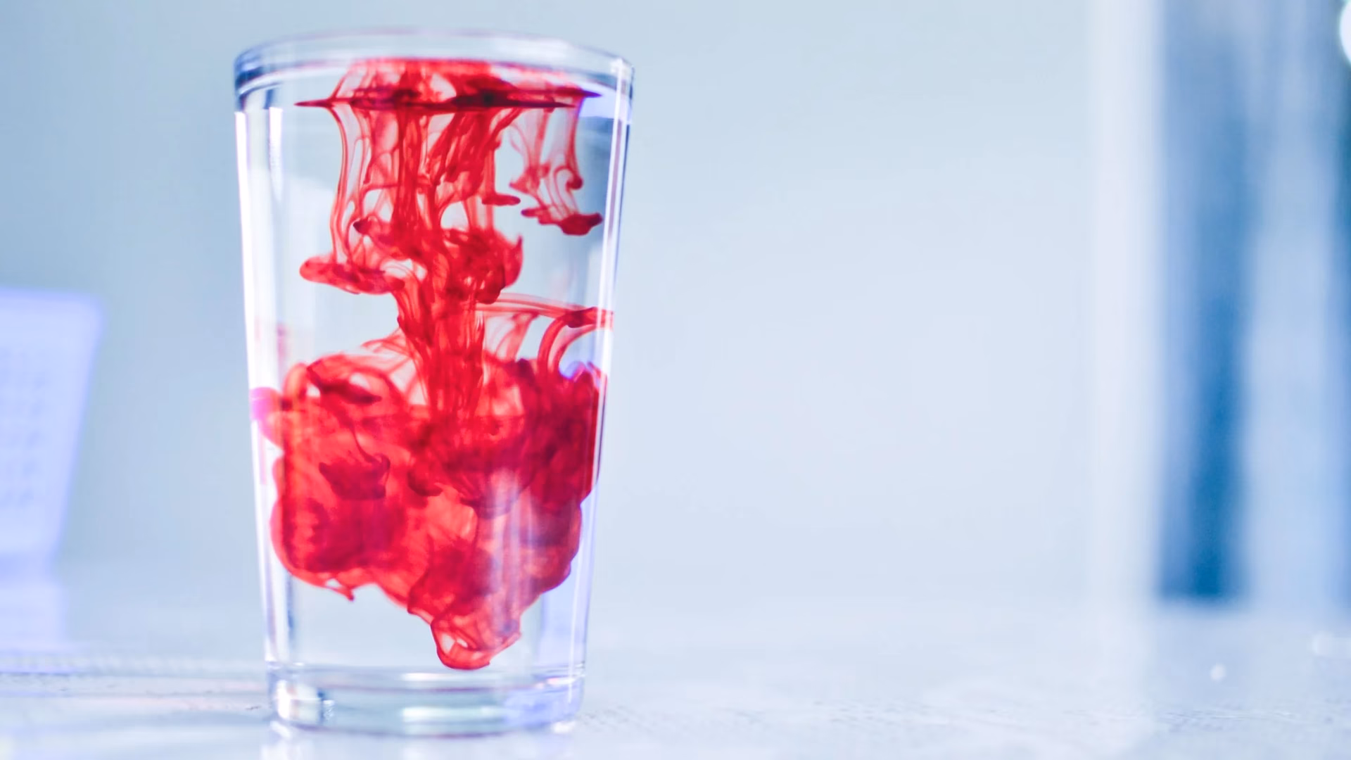 Hoe krijg je rode kleur uit kleding?