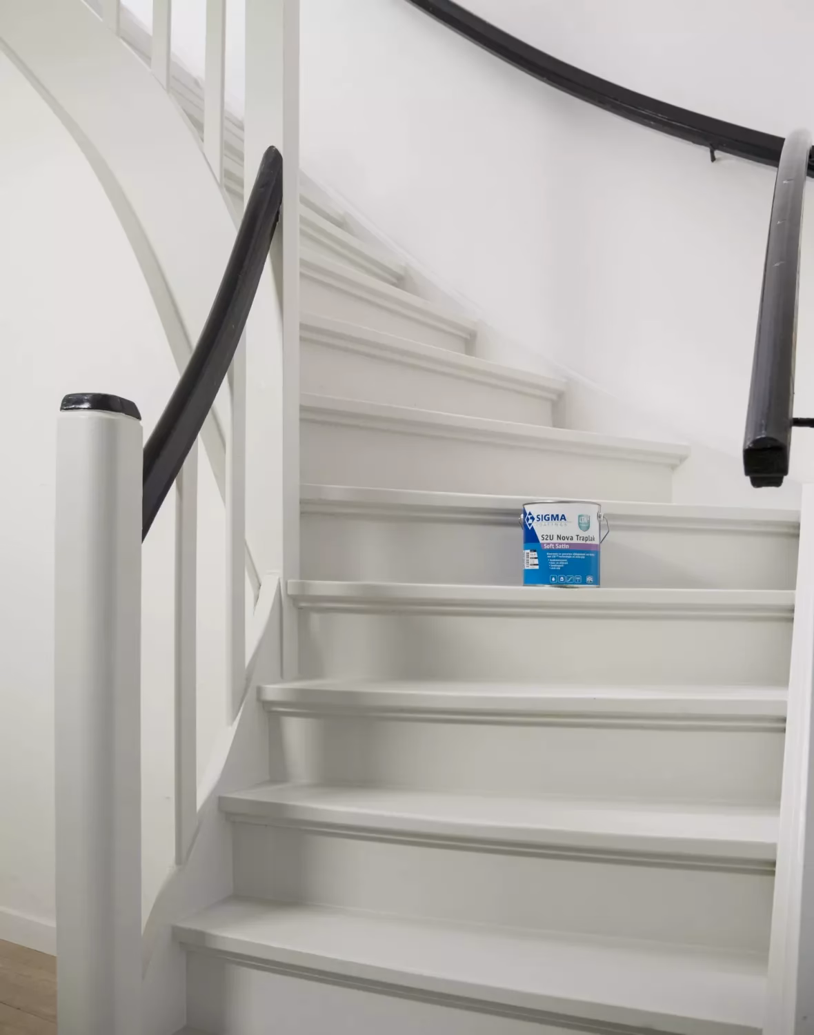 Hoe lang mag je niet op een geverfde trap lopen?