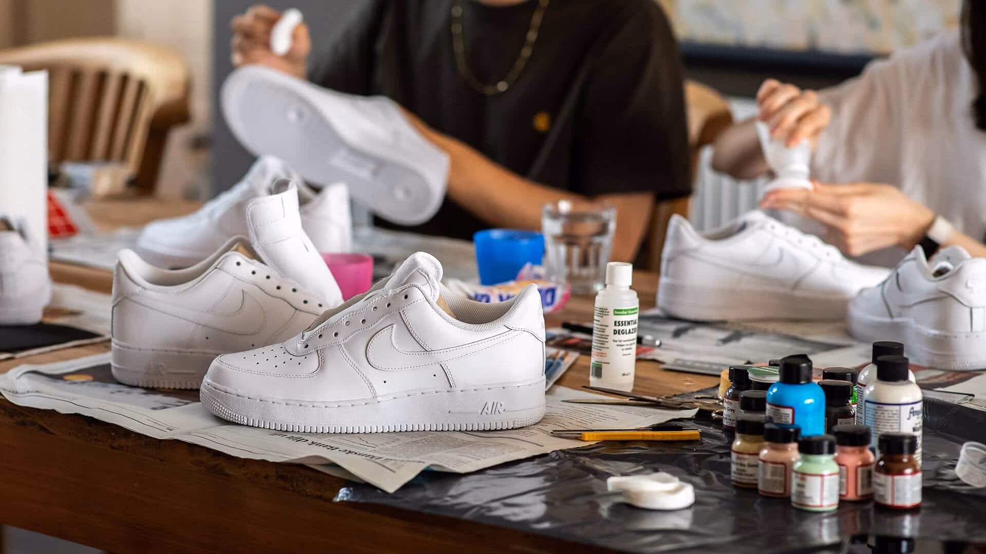 Welke verf wordt gebruikt om sneakers te personaliseren?