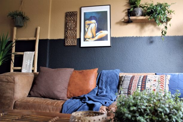 Welke kleur gordijnen bij okergele muur?