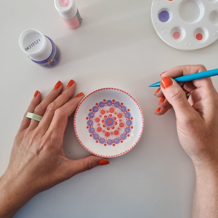 Hoe heet verf met stippen?