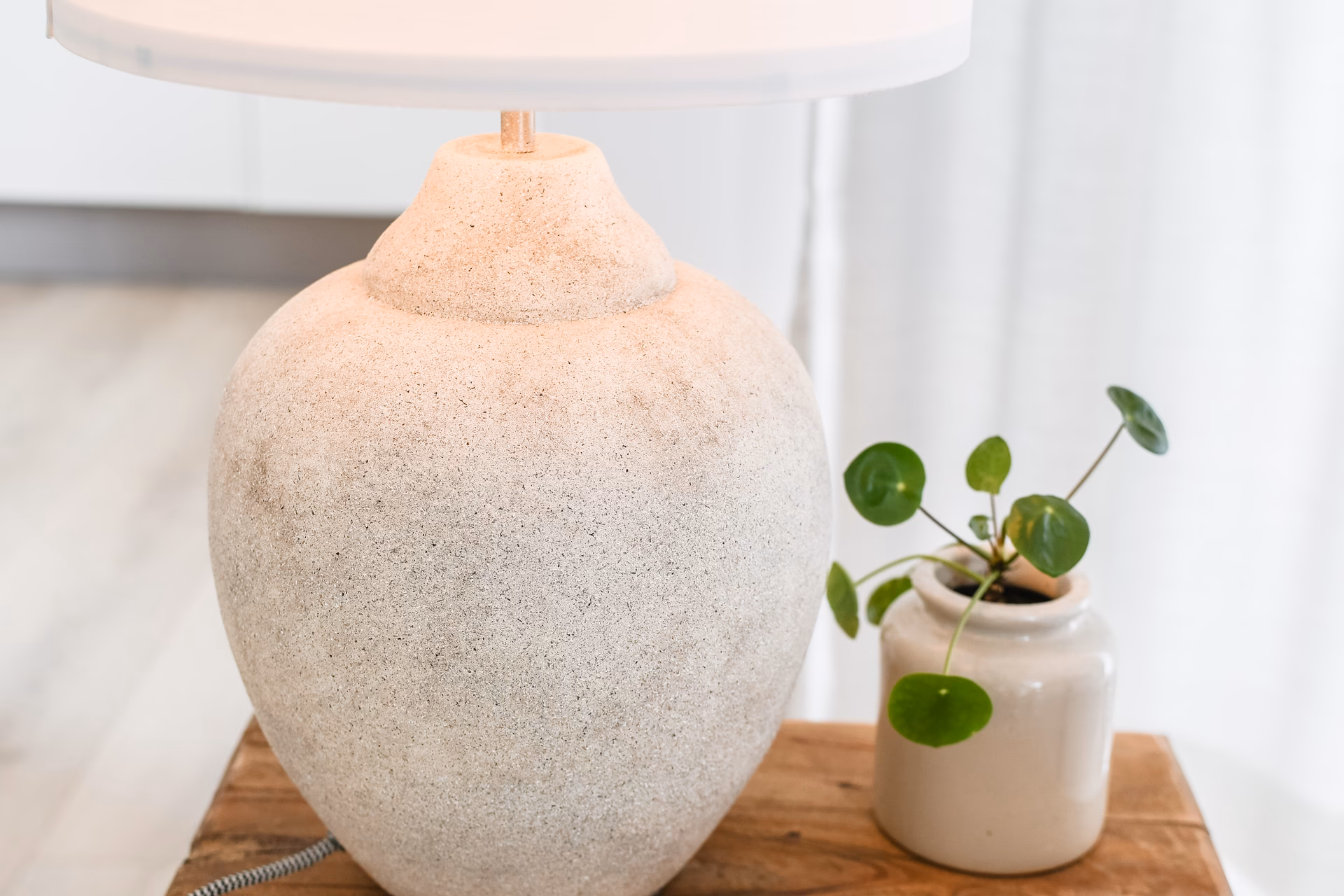 Kun je een lampenvoet met spuitverf verven?