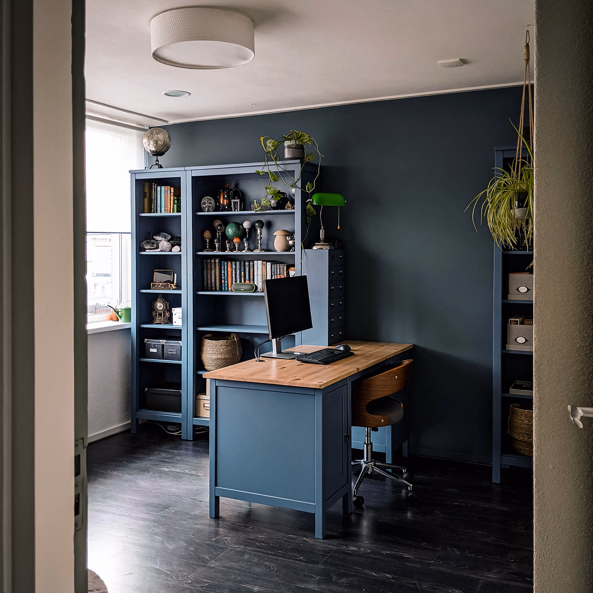 Is het beter om een bureau te verven of te spuiten?