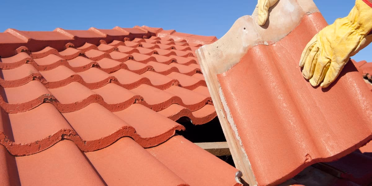 Kun je dakpannen van een huis verven?