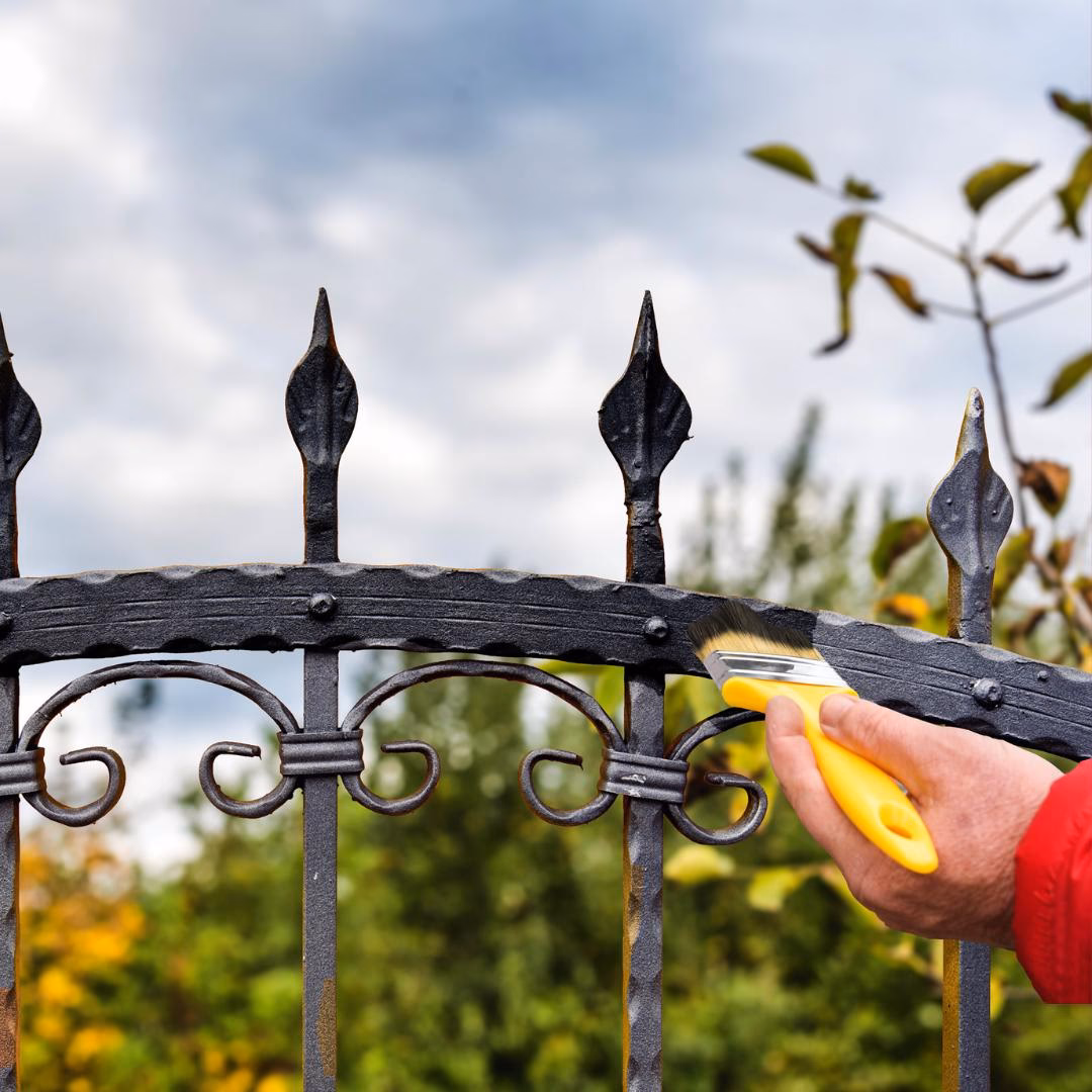 Hoe verf ik een metalen hek?