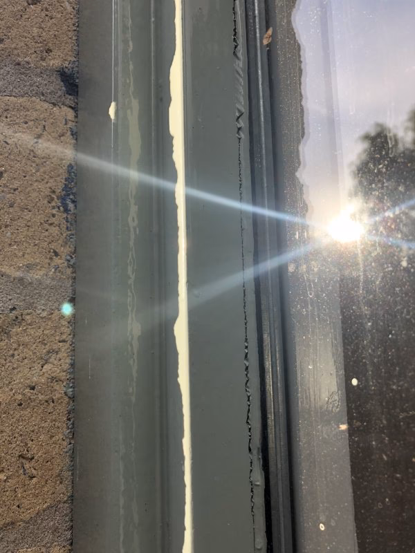 Waarom laat verf los van kit?