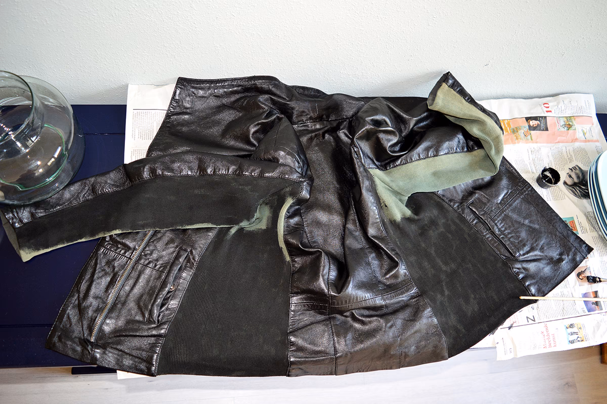 Hoe krijg je verf uit een leren jas?