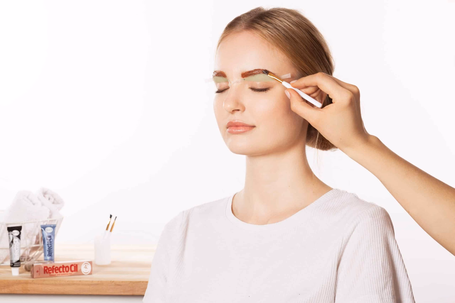 Hoe krijg ik haarverf van mijn gezicht?