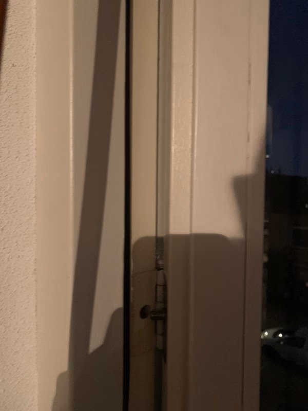 Hoe verwijder ik verf van raamrubbers?