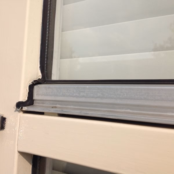 Hoe krijg je aluminium kozijnen schoon?