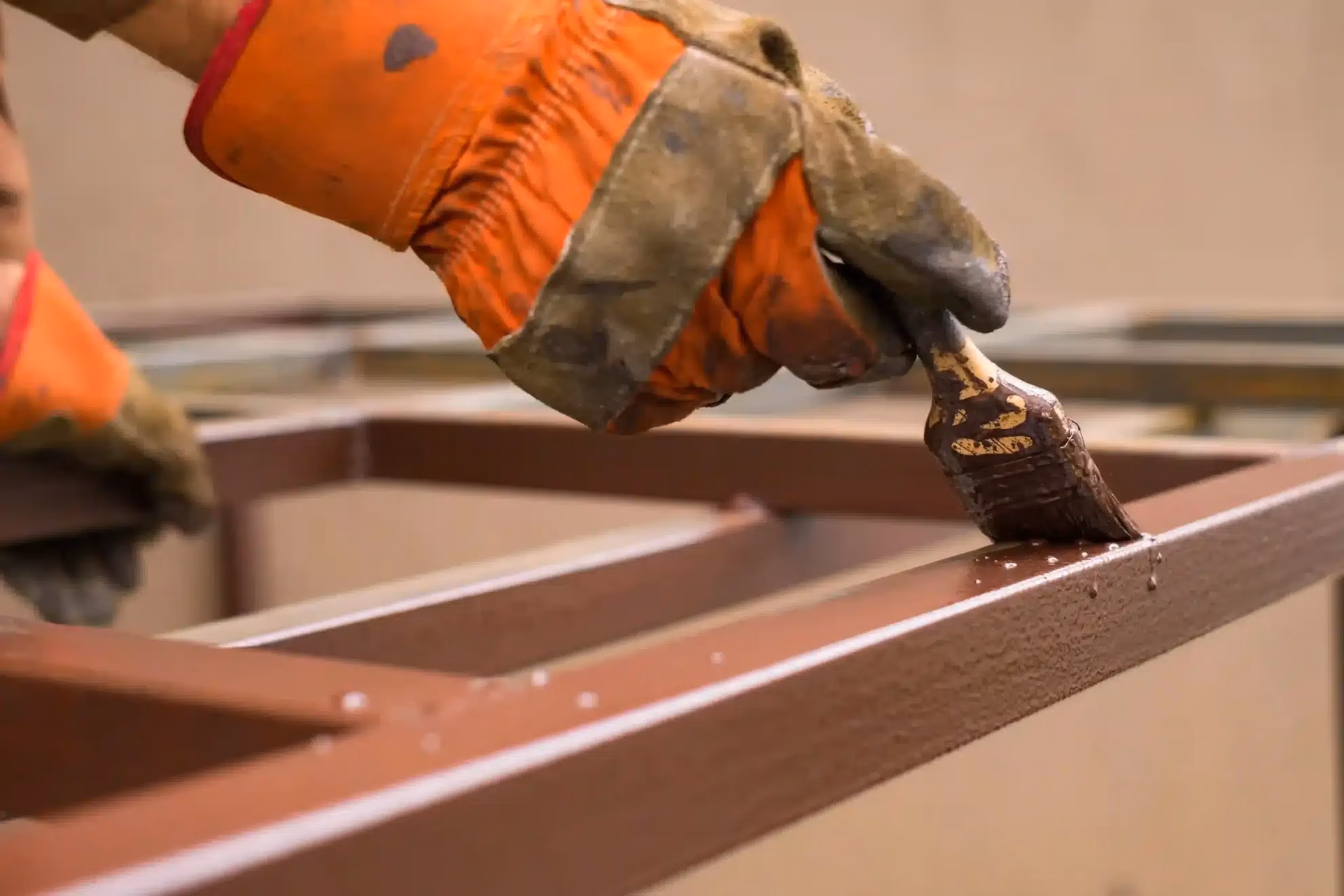 Hoe verf ik aluminium buitenramen?