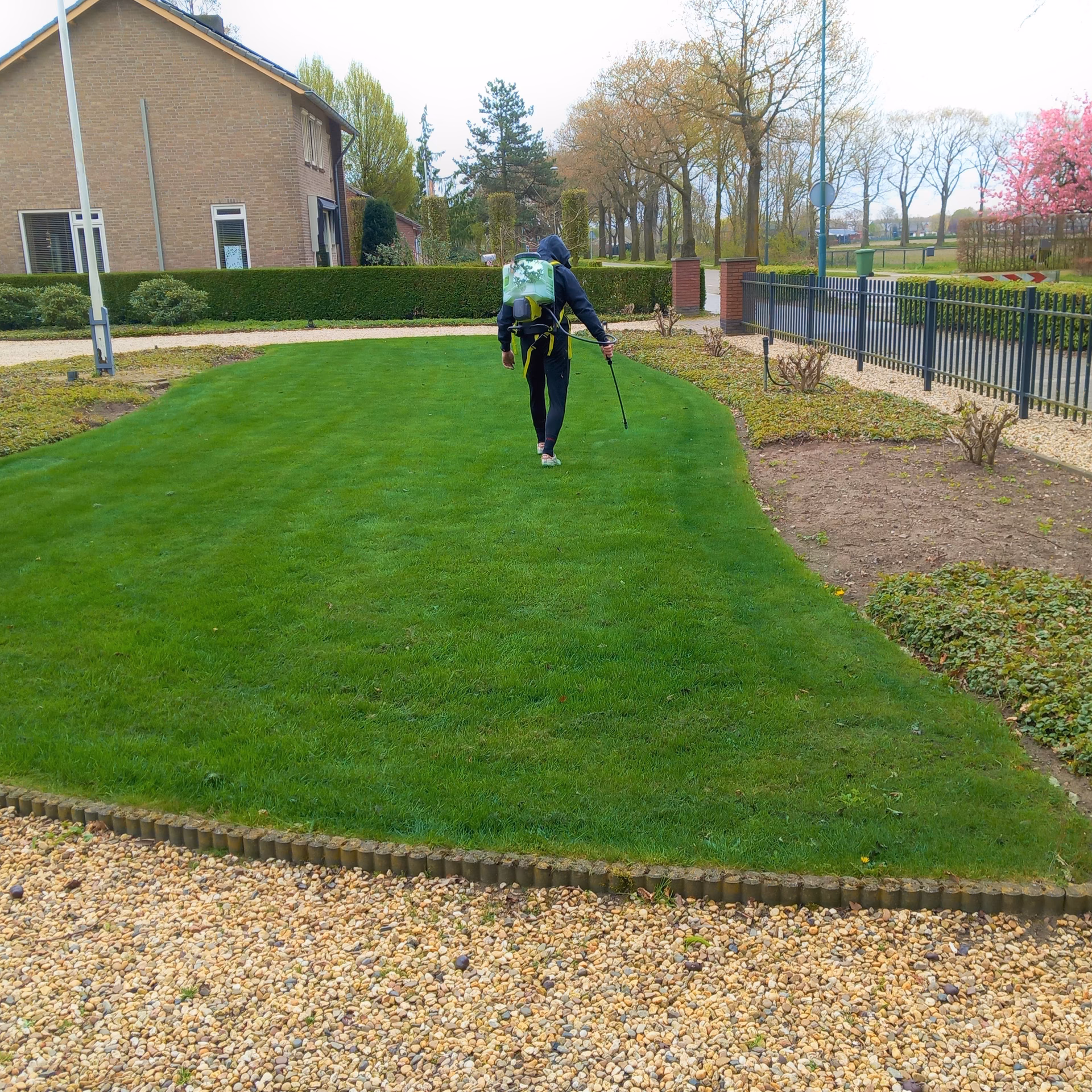 Hoe lang blijft verf op gras zitten?