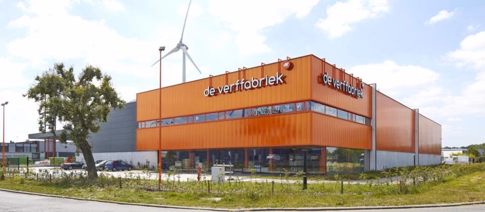 Wat zijn de grondstoffen van een verffabriek?