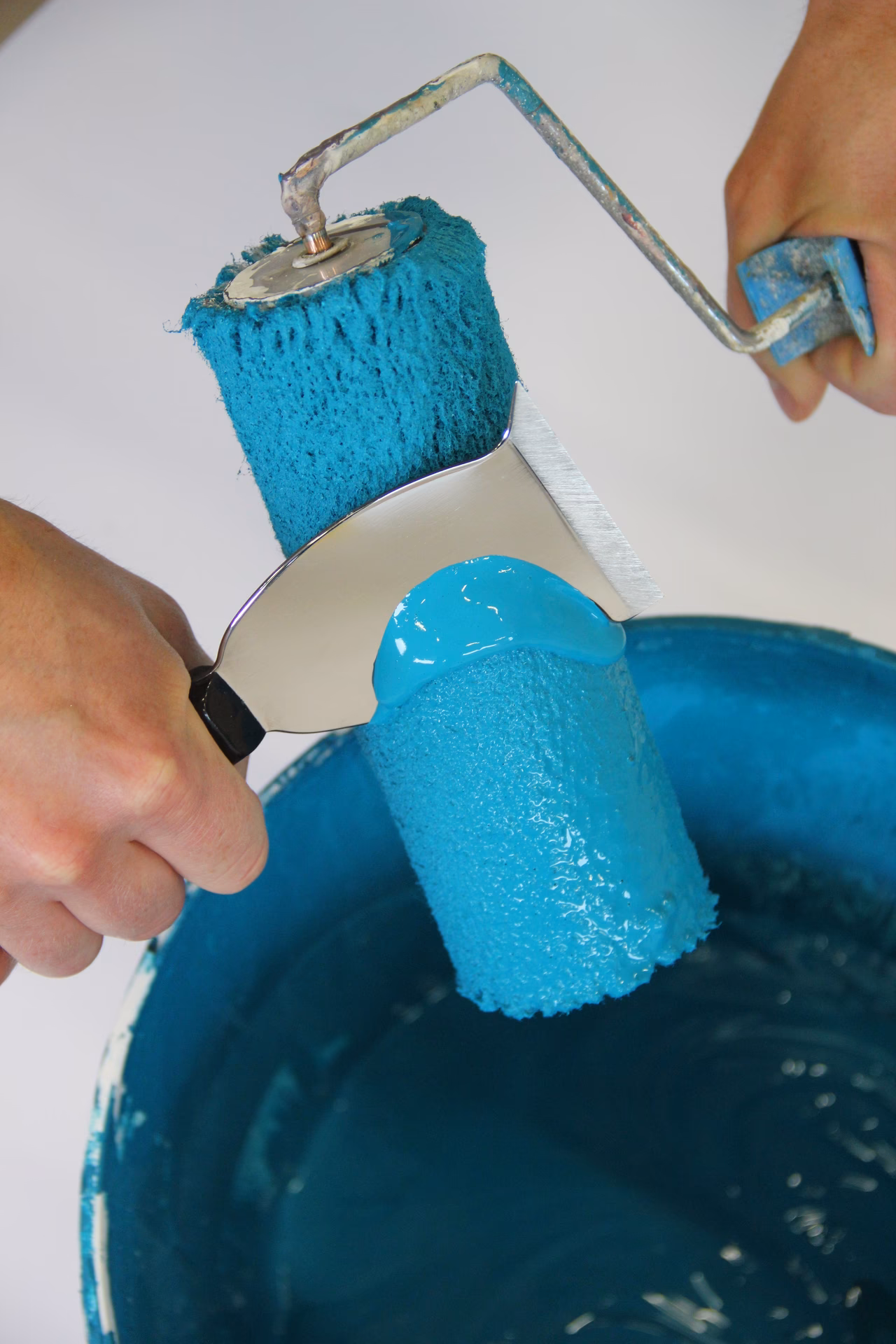 Moet ik verfrollers in de gootsteen afspoelen?