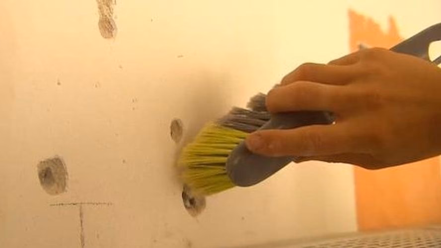 Kun je over kleine gaatjes heen schilderen?