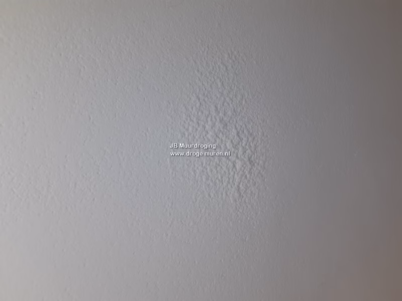 Hoe verwijder ik blaasjes in de verf op de muur na regen?