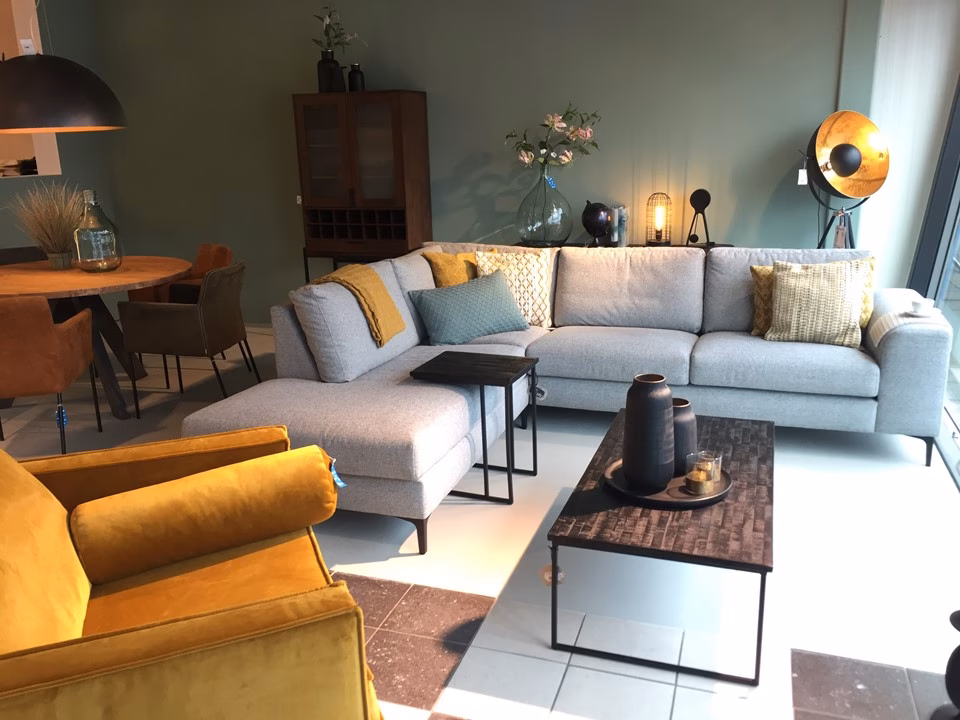 Welke muurkleur past het beste bij een grijze bank?